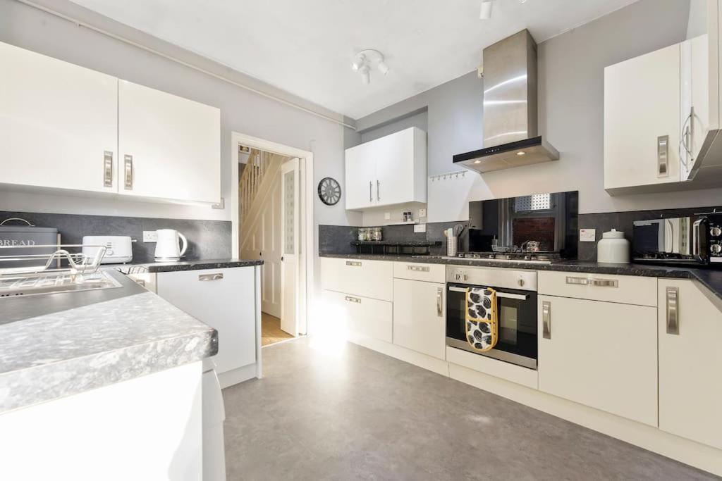 The Capstone Retreat - Beautiful Detached Family Home By Coastline Retreats, Arcade Machine, Parking, Bbq Борнмут Экстерьер фото