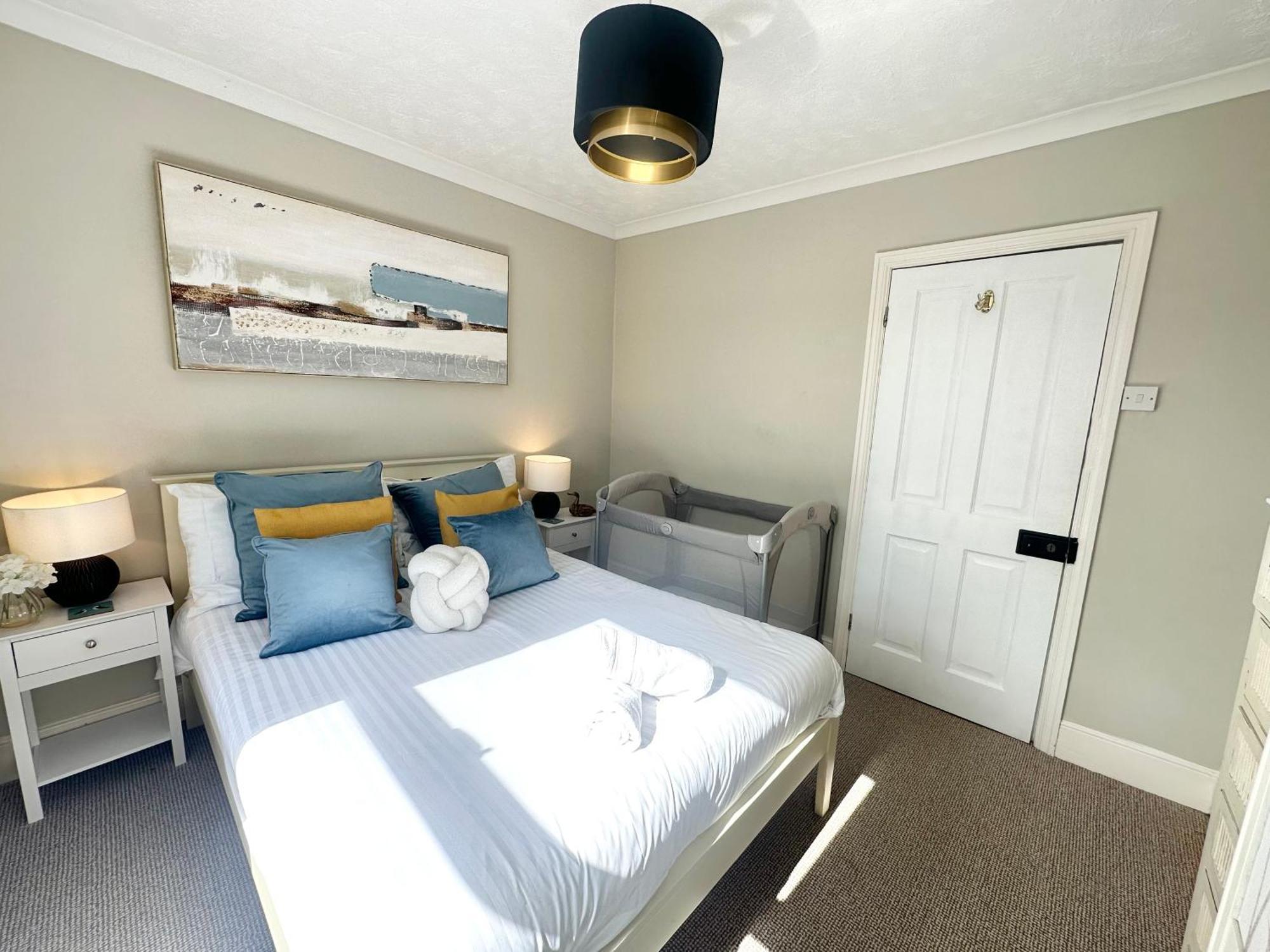 The Capstone Retreat - Beautiful Detached Family Home By Coastline Retreats, Arcade Machine, Parking, Bbq Борнмут Экстерьер фото